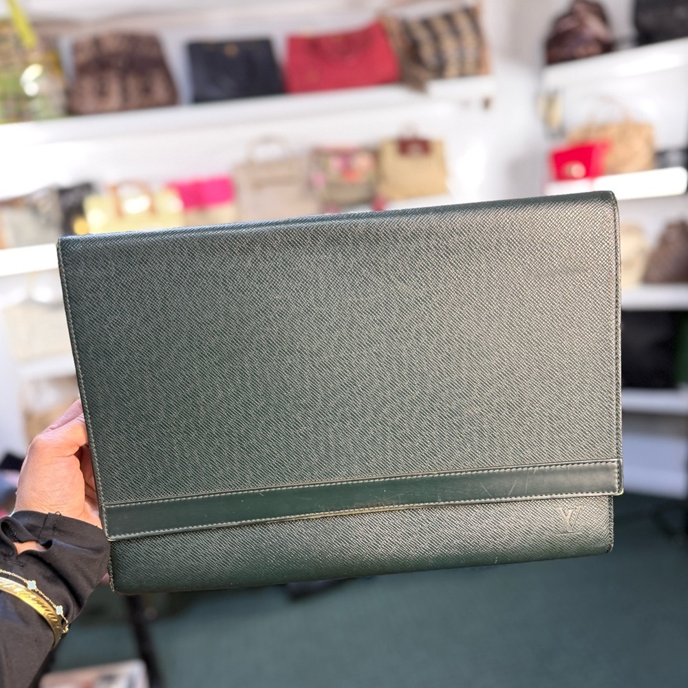 LV GREEN TAIGA LEATHER PORTFOLIO